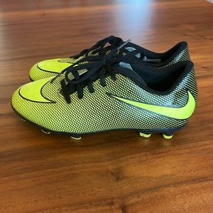 Nike Bravata soccer cleats SZ 3.5Y